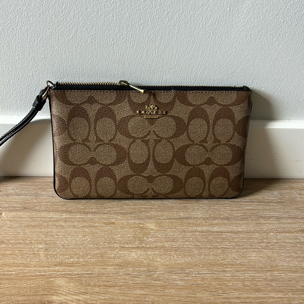 Perfect conditions Coach wristlet wallet that I no longer have use for